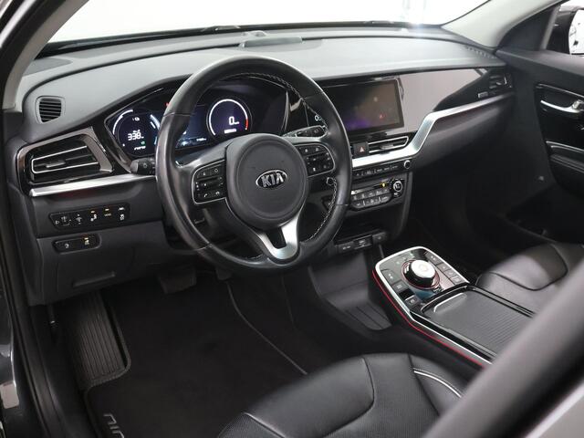 KIA e-Niro ExecutiveLine 64 kWh | Schuif/Kanteldak | Lederen Interieur | Ele,verstelbare stoelen | Apple CarPlay/Android Auto | Camera | DAB | Stoelverwarming/Koeling | Stuurverwarming | Adaptieve Cruise Control |