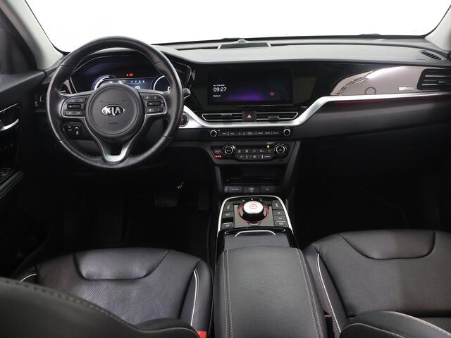 KIA e-Niro ExecutiveLine 64 kWh | Schuif/Kanteldak | Lederen Interieur | Ele,verstelbare stoelen | Apple CarPlay/Android Auto | Camera | DAB | Stoelverwarming/Koeling | Stuurverwarming | Adaptieve Cruise Control |