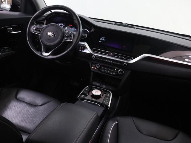 KIA e-Niro ExecutiveLine 64 kWh | Schuif/Kanteldak | Lederen Interieur | Ele,verstelbare stoelen | Apple CarPlay/Android Auto | Camera | DAB | Stoelverwarming/Koeling | Stuurverwarming | Adaptieve Cruise Control |