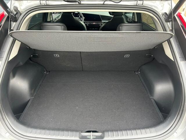 KIA e-Niro EV DYNAMICPLUSLINE 64.8 KWH (100% SOH) I TREKHAAK I SCHUIF/KANTELDAK I STOELVERWARMING I P-CAMERA