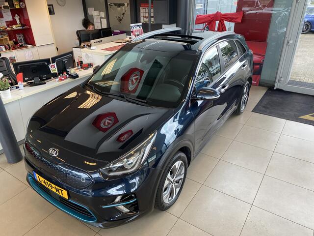 KIA e-Niro DynamicPlusLine 64 kWh!!!,SOH 100%,1e Eigenaar,Dealeronderhouden,Panoramadak,Navigatie,Achteruitrijcamera,Spraakbediening,V&A Sensoren,Keyless,Lane Assist,Leder/Stof&Stoelverwarming,DAB Radio,17 Inch Lmv
