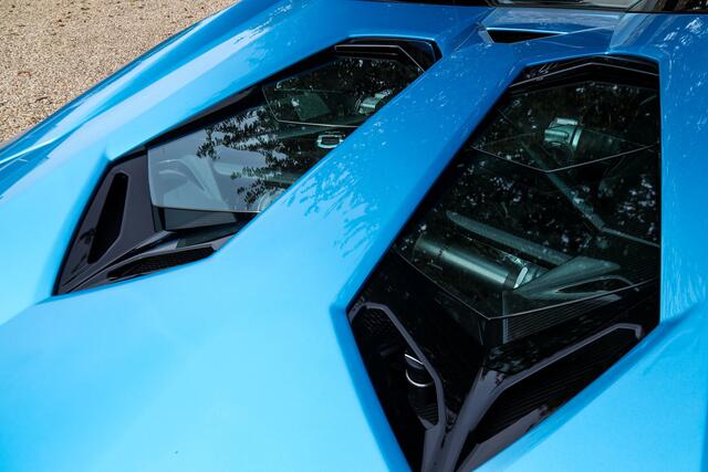 Lamborghini AVENTADOR S Roadster "Blu Aegir over Bianco Polar" "Blu Aegir over Bianco Polar" - First owner saw this color when it was introduced and just had to have it, And with extra blue contrasting stitching and lots of carbon fiber (Ad Personam), Manufacturer and dealer maintenance, The Dianthus wheels and Blu Aegir paint - If Lamborghini itself chose this combination for the launch - it can only be a good choise,Pristine condition