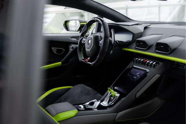 Lamborghini Huracán EVO Fluo Capsule 4WD | Official Lamborghini Service Partner |