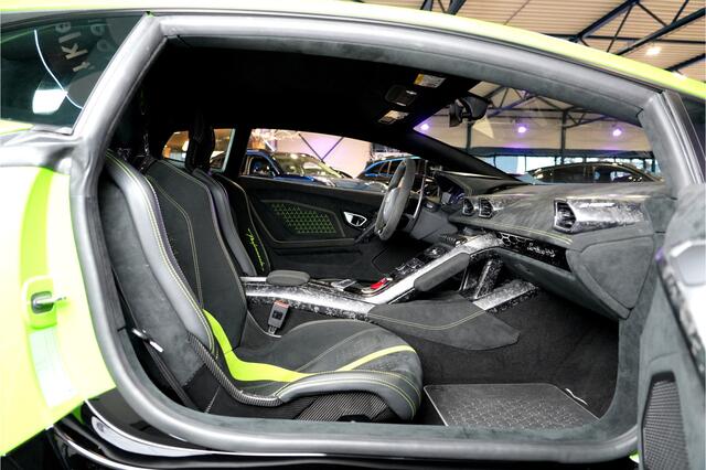 Lamborghini Huracán Lamborghini Huracán 5.2 V10 LP640-4 Performante 471kW/640pk DCT7 CARBON BUCKET SEATS + NAVIGATIE + LIFT + KERAMISCHE REMMEN + CENTRE LOCKS + FORGED CARBON INTERIEUR + ACHTERSPOILER + ALA + ALCANTARA + LED VERLICHTING + CAMERA + 20" LM-VELGEN!!