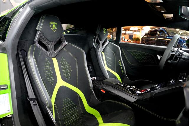 Lamborghini Huracán Lamborghini Huracán 5.2 V10 LP640-4 Performante 471kW/640pk DCT7 CARBON BUCKET SEATS + NAVIGATIE + LIFT + KERAMISCHE REMMEN + CENTRE LOCKS + FORGED CARBON INTERIEUR + ACHTERSPOILER + ALA + ALCANTARA + LED VERLICHTING + CAMERA + 20" LM-VELGEN!!