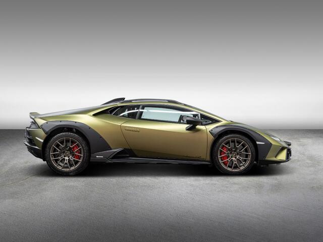 Lamborghini Huracán Sterrato MY24 | Ad Personam | Rally Lights | Dark Chrome & Carbon Twirl