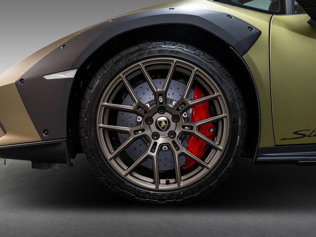 Lamborghini Huracán Sterrato MY24 | Ad Personam | Rally Lights | Dark Chrome & Carbon Twirl