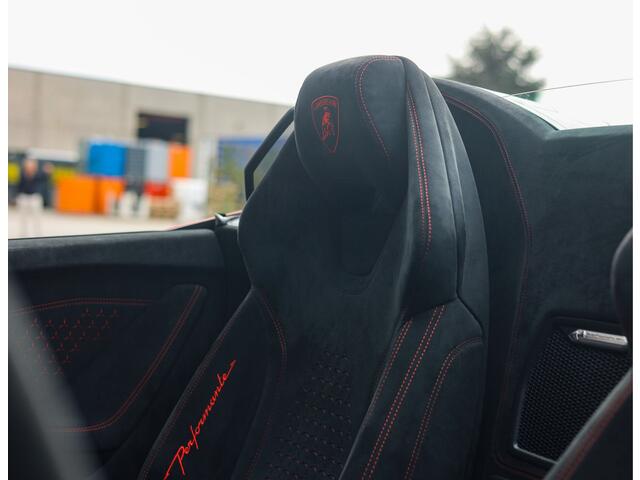 Lamborghini Huracán 5.2 V10 Performante Spyder | Misano Red - Sensonum