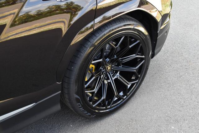 Lamborghini Urus 4.0 V8 | NERO GRANATUS | AKRAPOVIC | B&O 3D | NIGHT VISION | ADAPTIVE CRUISE | SFEERVERLICHTING STUURWIELVERWARMING | MASSAGE/STOELKOELING/VERWARMING | WARMTEWERENDE VOORRUIT | ELEK. TREKHAAK | SOFTCLOSE | SUNSHINE PACK | GARAGEDEUR OPENER | GELE REMKLAUW