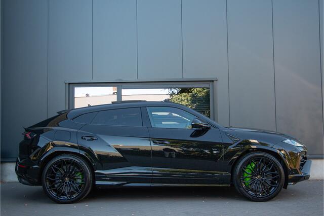 Lamborghini Urus 4.0 V8 Hybrid SE 800PK | B&O+ | Pano | Anima | Ceramic | 23"| Massage | Lane & Side Assist | Apple Carplay | Lederpack | 360 Cam | Interieurverlichting | PPF | Coating | Nero Helene Lak | Nero Ade interieur | 5 jaar gratis onderhoud | BTW.