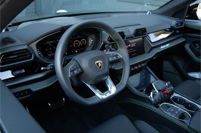 Lamborghini Urus 4.0 V8 Hybrid SE 800PK | B&O+ | Pano | Anima | Ceramic | 23"| Massage | Lane & Side Assist | Apple Carplay | Lederpack | 360 Cam | Interieurverlichting | PPF | Coating | Nero Helene Lak | Nero Ade interieur | 5 jaar gratis onderhoud | BTW.