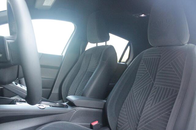 Lancia YPSILON 1.2 Hybrid 110PK AUTOMAAT LX | CAMERA VOOR + ACHTER | PARKEERSENSOREN VOOR + ACHTER | DRIVE PACK: ADAPTIVE CRUISE CONTROL/DODEHOEK DETECTIE/ELEKTRISCH INKLAPBARE BUITENSPIEGELS/SPROTIEF STUURWIEL | SFEER VERLICHTING | CLIMATE CONTROL | DRAADLOZE APPLE CAR