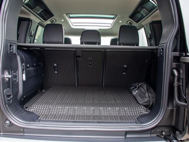 Land Rover DEFENDER 2.0 P400e 110 X-Dynamic | 22'' Velgen | Panoramadak | Trekhaak | Bumpers in kleur
