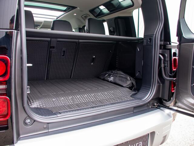 Land Rover DEFENDER 2.0 P400e 110 X-Dynamic | 22'' Velgen | Panoramadak | Trekhaak | Bumpers in kleur