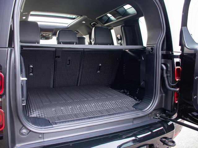 Land Rover DEFENDER 110 2.0 P300e 110 X-Dynamic HSE NP ¤127050 l Trekhaak l Schuif- /kantel Pano l Matrix LED l Adapt. Cruise l Black Pack l 22" Inch l 360 Camera