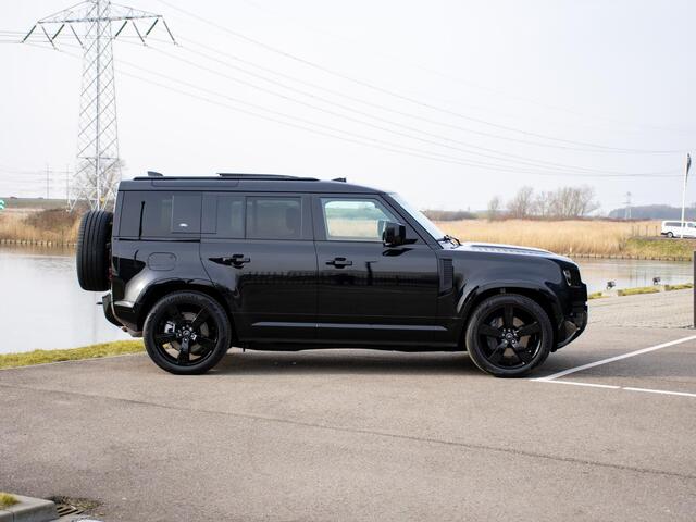 Land Rover DEFENDER 110 2.0 P300e 110 X-Dynamic HSE NP ¤126843 l Trekhaak l Schuif- /kantel Pano l Matrix LED l Adapt. Cruise l Black Pack l 22" Inch l 360 Camera