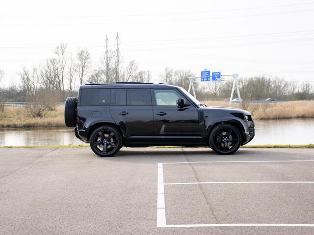 Land Rover DEFENDER 110 2.0 P300e 110 X-Dynamic HSE NP ¤126843 l Trekhaak l Schuif- /kantel Pano l Matrix LED l Adapt. Cruise l Black Pack l 22" Inch l 360 Camera