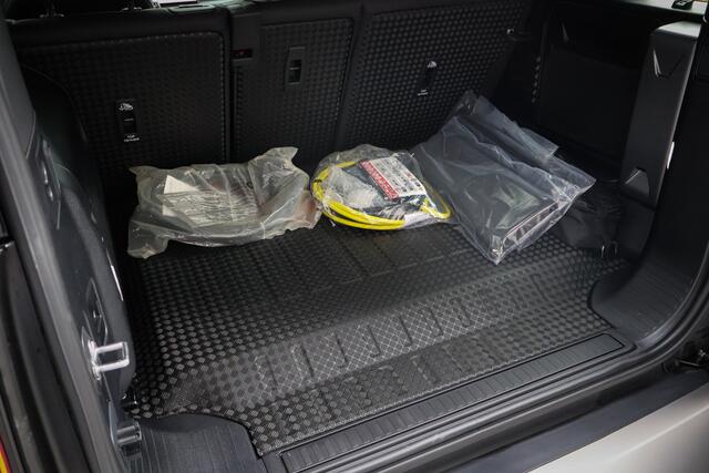 Land Rover DEFENDER 110 P300e 110 X-Dynamic SE ADAPTIVE CRUISE | 360 CAMERA | PANORAMADAK | VOORRUITVERWARMING | MERIDIAN | ELEKTRISCHE STOELEN | STUURVERWARMING |