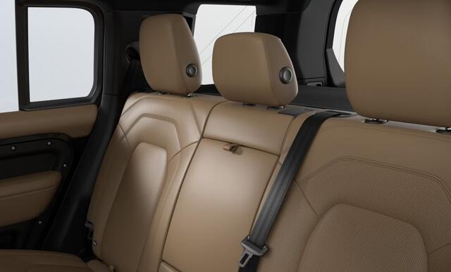 Land Rover DEFENDER 110 P300e 110 Dynamic HSE Edition | Schuif/Kantel Dak | Stoel Ventilatie | Cold Climate Pack | 22 Inch | Elektrische Trekhaak | Matrix Led | Extended Black Pack |