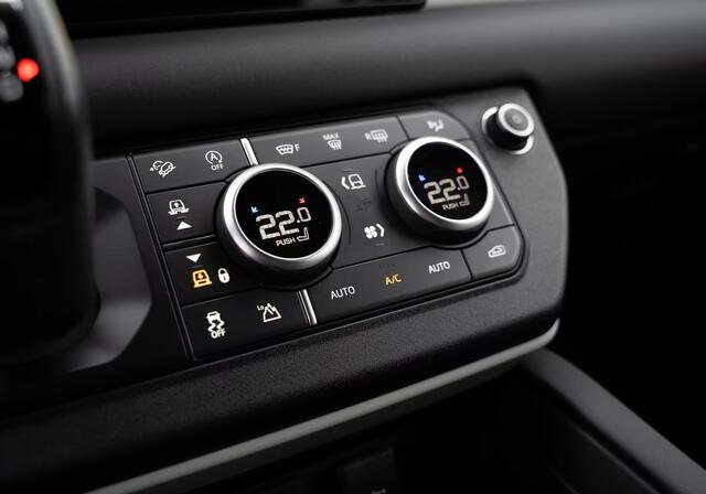 Land Rover DEFENDER 3.0 D200 110 SE Grijs Kenteken Luchtvering Trekhaak Stoelverwarming LED 19 Inch 360 Camera