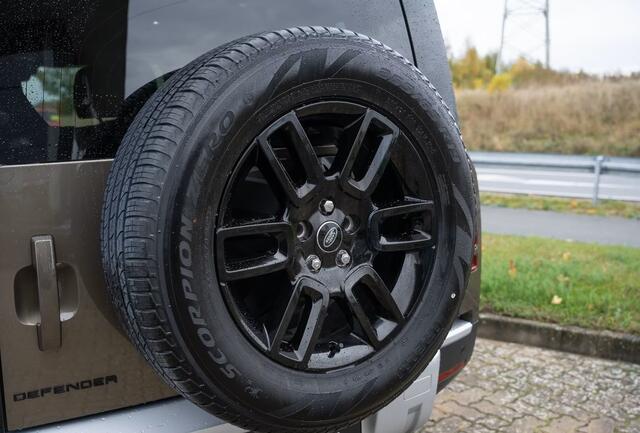 Land Rover DEFENDER 3.0 D200 110 SE Grijs Kenteken Luchtvering Trekhaak Stoelverwarming LED 19 Inch 360 Camera