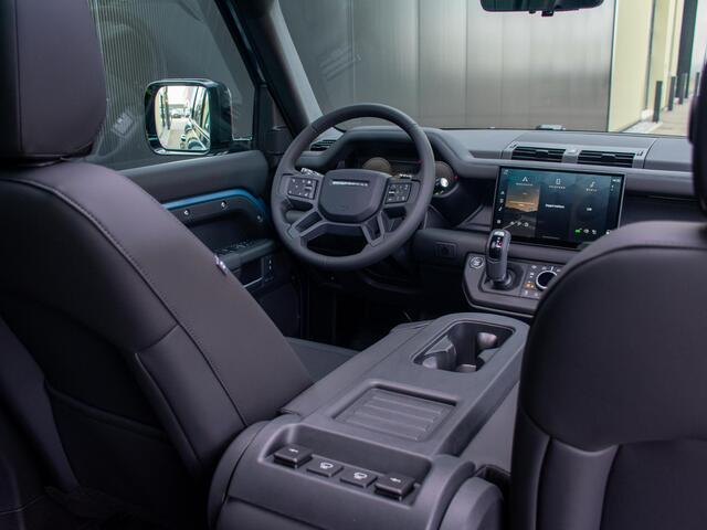 Land Rover DEFENDER 110 2.0 P300e 110 X-Dynamic l 6 Persoons l Treeplanken l Schuif- /kantel Pano l Adapt. Cruise l Black Pack l Clearsight l 360 Camera