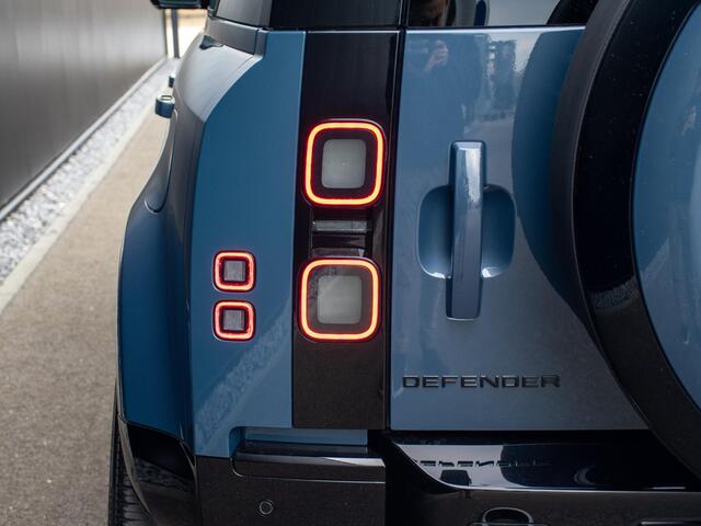 Land Rover DEFENDER 110 2.0 P300e 110 X-Dynamic l 6 Persoons l Treeplanken l Schuif- /kantel Pano l Adapt. Cruise l Black Pack l Clearsight l 360 Camera