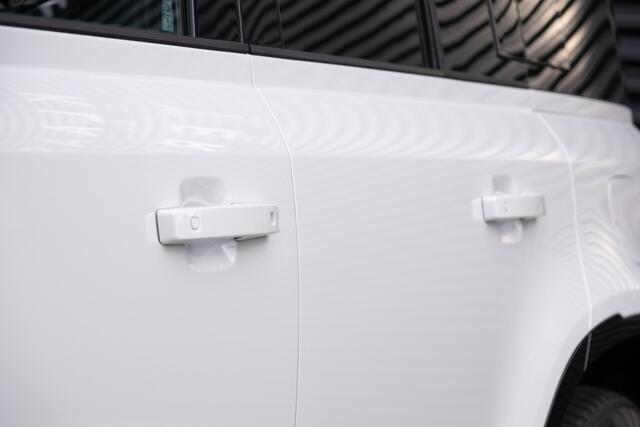 Land Rover DEFENDER 110 2.0 P300e 110 X-Dynamic HSE | HNP ¤ 120.079,- | Trekhaak | Blackpack | Koelvak middenconsole | 22 Inch Gloss Black velgen