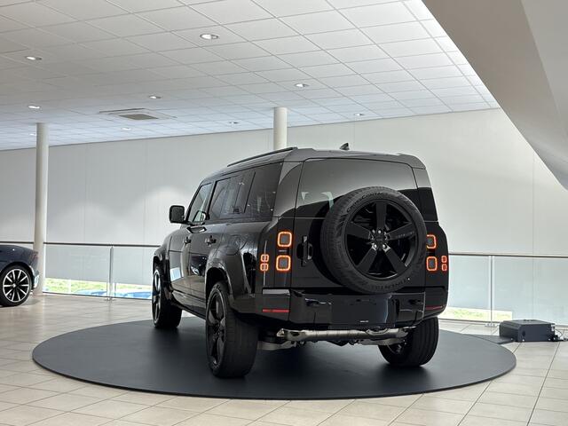 Land Rover DEFENDER 110 2.0 P300e 110 HSE Dynamic Edition | PANORAMADAK | ELEK TREKHAAK | 22 INCH GLOSS BLACK Santorini/Ebony