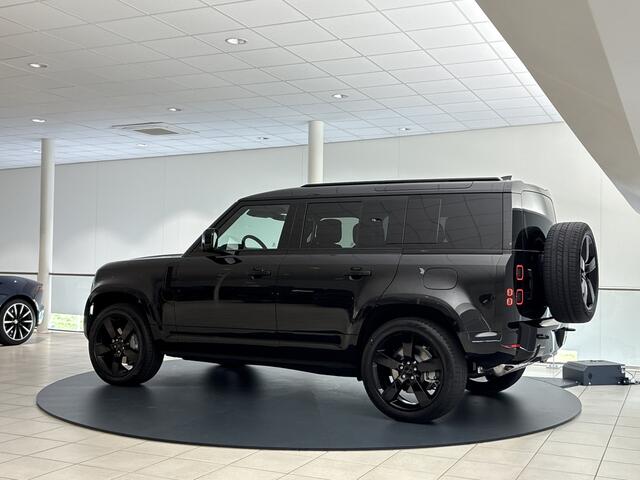 Land Rover DEFENDER 110 2.0 P300e 110 HSE Dynamic Edition | PANORAMADAK | ELEK TREKHAAK | 22 INCH GLOSS BLACK Santorini/Ebony