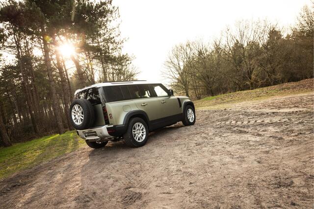 Land Rover DEFENDER 110 2.0 P300e Garantie t/m 2030 Unieke kleuren combinatie