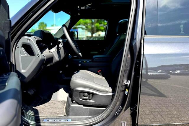 Land Rover DEFENDER 110 2.0 P300e 110 X-Dynamic HSE 297kW/404pk Aut8 PANORAMADAK + ADAPT.CRUISE + LUCHTVERING + MERIDIAN AUDIO + EL.TREKHAAK + LEER + STOEL-&STUURVERWARMING + 360 CAMERA + HEAD-UP + PARKSENSOREN + 22" LM-VELGEN!!