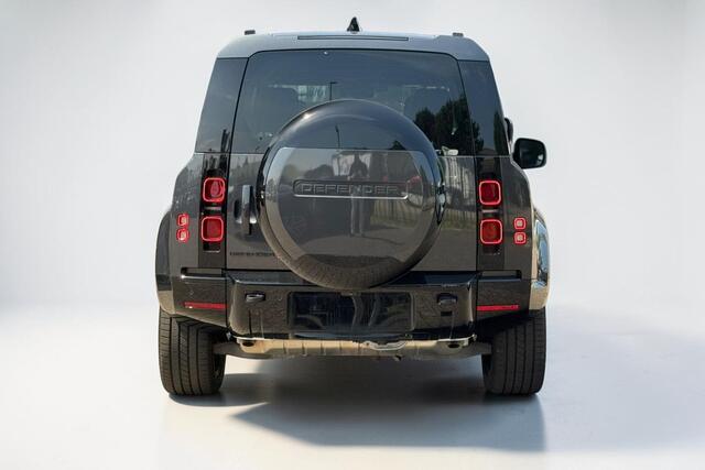 Land Rover DEFENDER 110 2.0 P300e 110 X-Dynamic HSE 297kW/404pk Aut8 PANORAMADAK + ADAPT.CRUISE + LUCHTVERING + MERIDIAN AUDIO + EL.TREKHAAK + LEER + STOEL-&STUURVERWARMING + 360 CAMERA + HEAD-UP + PARKSENSOREN + 22" LM-VELGEN!!