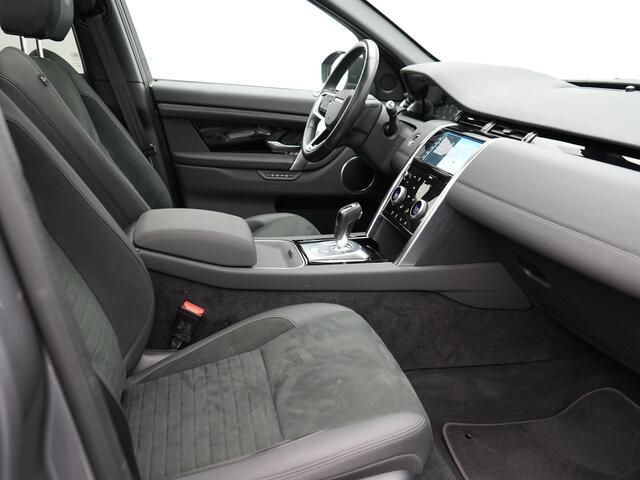 Land Rover DISCOVERY SPORT P300e S Plug In Hybrid Dealer O.H. PHEV | Panodak | Alcantara Sportstoelen Memory | Trekhaak Afneembaar | Adaptive Cruise | 360 Camera | L.M. 20" | Camera | Navigatie | Apple Carplay | Virtual | DAB |