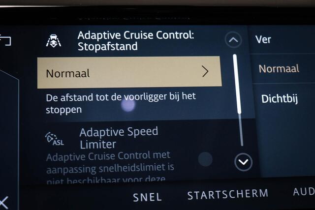 Land Rover DISCOVERY SPORT P300e 1.5 R-Dynamic SE | PANORAMADAK | DRAADLOZE LADER | DAB | APPLE | CAMERA