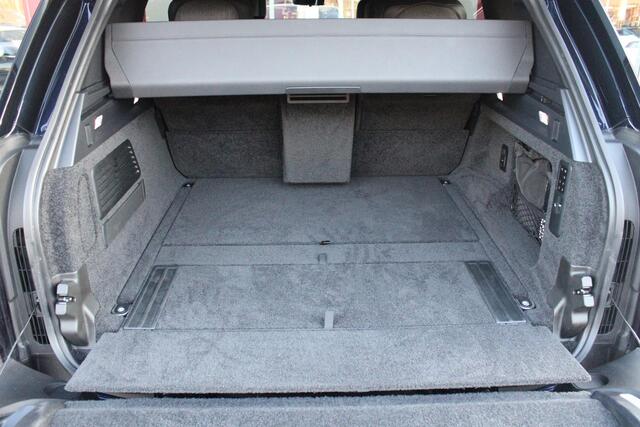 Land Rover RANGE ROVER 4.4 V8 P530 SV LWB AWD AUTOMAAT | PANORAMISCH SCHUIF/KANTEL DAK | MEESTURENDE ACHTERAS | ELEKTRISCH WEGKLAPBARE TREKHAAK | SV INTERIEUR FIRST CLASS CABIN PACK (TWEE VOLLEDIG VERTELBARE ACHTERSTOELEN MET SCHERMEN EN KOELKAST) (RSE) | 23" OBLIVN VELGEN | LU