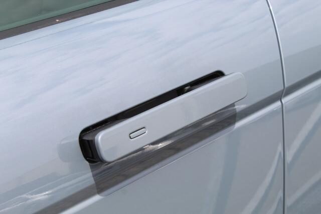 Land Rover RANGE ROVER EVOQUE 1.5 P160 S AUTOMAAT/Panoramadak/Achteruitrijcamera/Parkeersensoren rondom/Keyless/Cruise control/Climate control/Apple carplay/Elektrisch verstelbare stoelen/LED koplampen/Multifunctioneel stuurwiel/Spraakbediening/18'' Lichtmetalen velgen/Nolita grey.