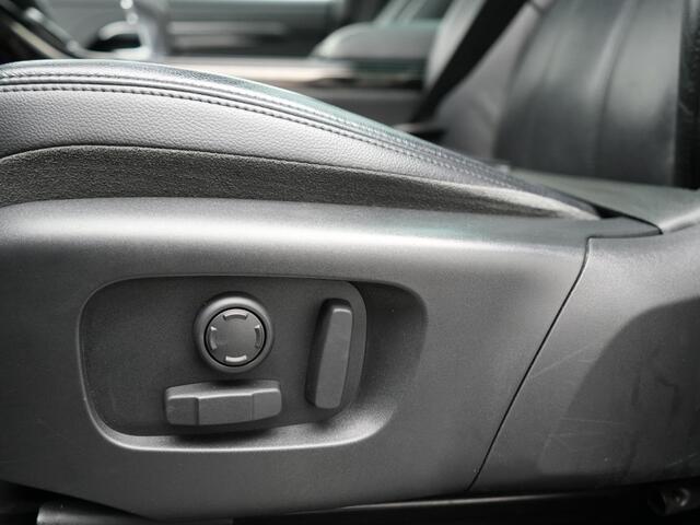 Land Rover RANGE ROVER EVOQUE P300e AWD R-Dynamic PHEV 309pk | Panodak | 360 Camera | Adaptive Cruise | Head Up | Meridian Audio | Lederen Sportstoelen Memory & Verwarmd | Keyless | Apple Carplay | Sfeerverlichting | Navigatie | Virtual | DAB | Plug In Hybrid |