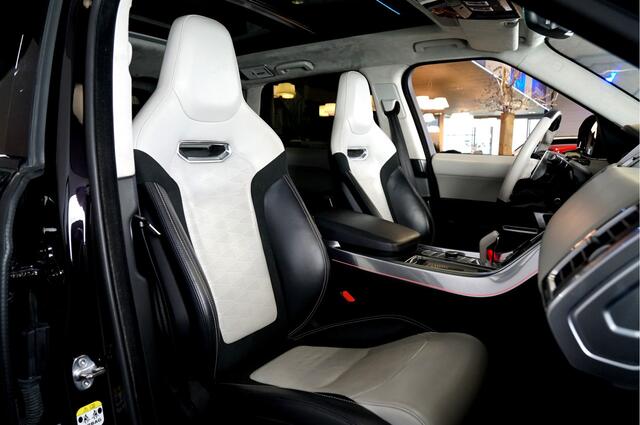 Land Rover RANGE ROVER SPORT 5.0 V8 SC SVR 423kW/575pk Aut8 Carbon Edition PANORAMADAK + CARBON IN-&EXTERIEUR + PERFORMANCE STOELEN + MERIDIAN AUDIO + ADAPT.CRUISE + EL.TREKHAAK + CAMERA + STOELVERWARMING&-KOELING + KEYLESS + PARKSENSOREN + 22" LM-VELGEN!!