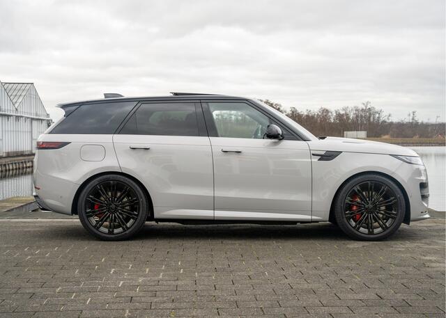 Land Rover RANGE ROVER SPORT P550e Autobiography | Nieuw Model 2026 | Enhanced Black Pack | Rode remklauwen | 23" inch | Trekhaak | Standkachel |