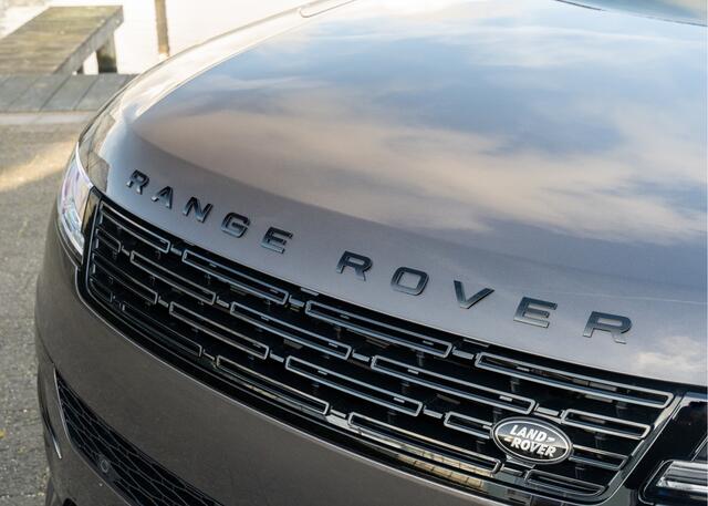 Land Rover RANGE ROVER SPORT P550e Autobiography | Nieuw Model 2026 | Enhanced Black Pack | Charente Grey | 23" inch | Trekhaak | Standkachel |