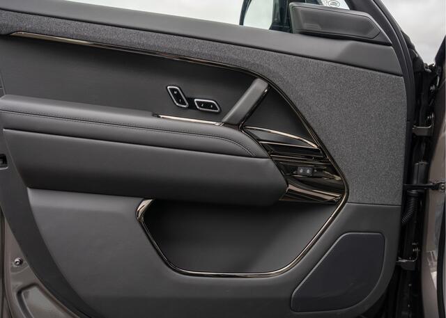 Land Rover RANGE ROVER SPORT P550e Autobiography | Nieuw Model 2026 | Enhanced Black Pack | Carpathian Grey | 23" inch | Trekhaak | Standkachel |