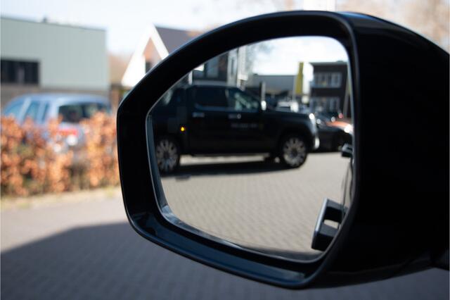 Land Rover Velar Range Rover 2.0 P400e R-Dynamic SE | ACC | Pano | Meridian | Lane & Side Assist | Stuurverwarming | Dealer OH | Ruitverwarming | Apple Carplay | 20"| SV | N.P ¤101.969,- | 14-Weg Stoelen | Memory | Black Pack | Ambiance | LED |