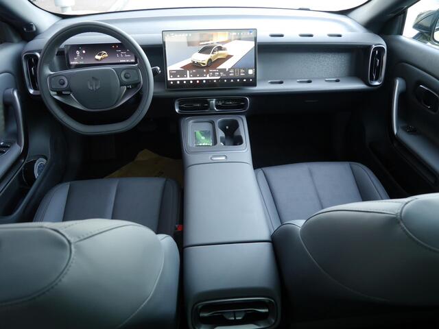 Leapmotor B05 ProMax Design 67.1 kWh | Panoramadak | Elektrisch verstelbare stoelen | Stuurwiel verwarming | Apple carplay/Android auto | Sfeerverlichting | Regensensor | Privacyglas | 19 inch lichtmetalen velgen
