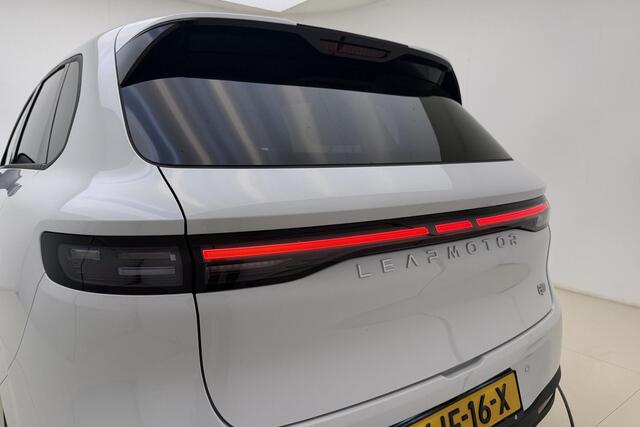 Leapmotor B10 Design ProMax 67.1 kWh Wltp 434km | 750kg trekgewicht | Stoel en stuur verwarming/verkoeling | 360 graden camera | Lederen bekleding | Panoramadak | LED | Regensensor | Sfeerverlichting | Elektrisch verstelbare voorstoelen