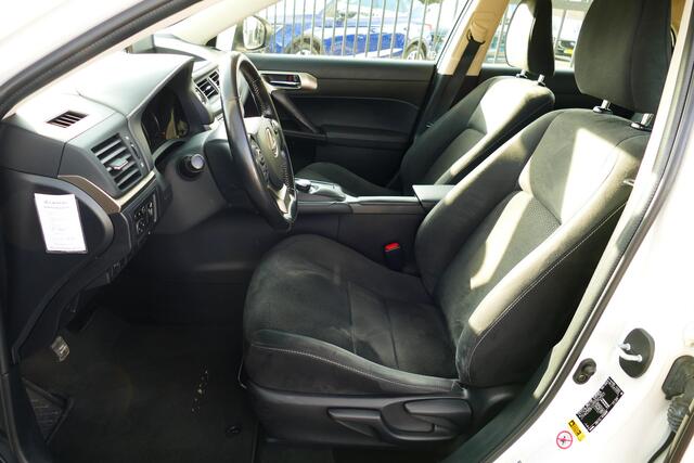 Lexus CT 200h Sport Edition. Wit Metallic, Camera, Navi, Clima, 17"LMV All Season Banden