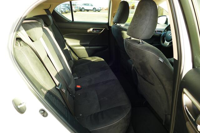 Lexus CT 200h Sport Edition. Wit Metallic, Camera, Navi, Clima, 17"LMV All Season Banden