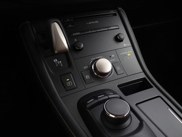 Lexus CT 200h Sport Edition | Dealer onderhouden | Rood Lederen bekleding | Climate Control | Cruise Control | Navigatie | Parkeersensoren Achter |