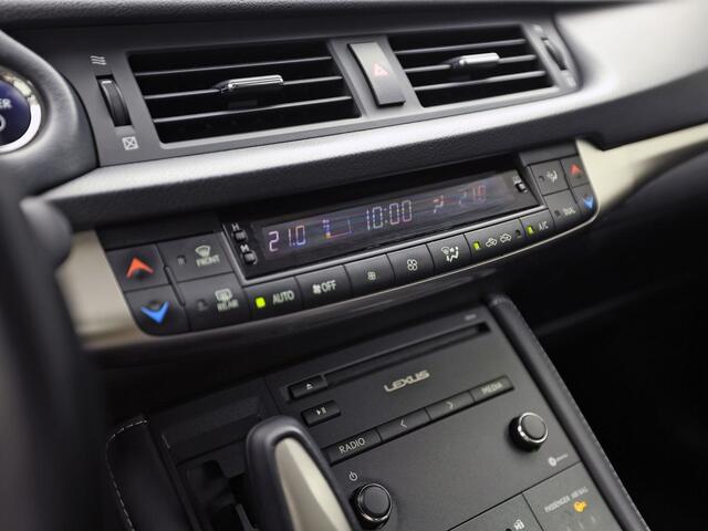 Lexus CT 200h Business Launch Edition Automaat (NAVIGATIE, CAMERA, ALCANTARA, SPORTSTOELEN, KEYLESS, ADAPTIVE CRUISE, NIEUWSTAAT)