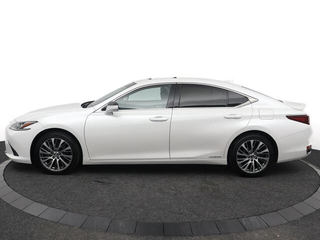 Lexus Es 300h Preference Line | Stuurwielverwarming | Blind Spot Monitor | 18 Inch Lichtmetalen velgen | DAB+